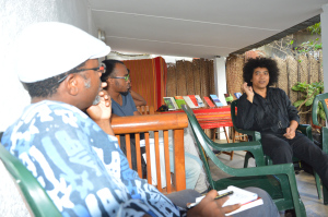 A Mayotte, Jean-Luc Raharimanana parle écriture avec une poignée d'écrivains locaux qui ont répondu présent.