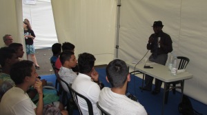 Mohamed Toihiri devant une classe au Salon du livre Athena à Saint-Pierre 2015