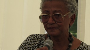 La romancière Michèle Rakotoson en pleine lecture de Tovonay