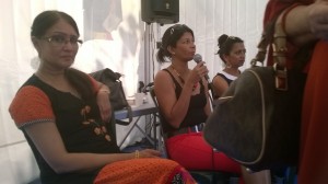 La romancière Ananda Devi lors d'une rencontre avec les lecteurs au Salon du livre de Saint-Pierre