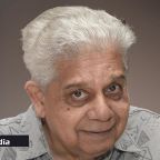 « Quand on écrit son poème, on ne peut pas rester seulement au pourtour de son nombril », confie Edouard Maunick