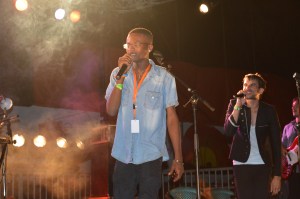 Saïd du groupe Petit Klan accompagne le groupe Cabadzi (Nassuf DJAILANI)