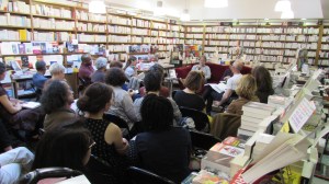 Mia Couto à la librairie Mille pages à Paris devant son public