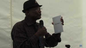 Mohamed Toihiri devant une classe au Salon du livre Athena à Saint-Pierre