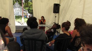 Ananda Devi devant une classe au Salon du livre Athena à Saint-Pierre